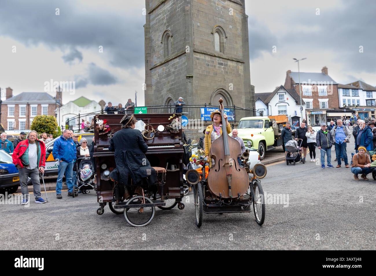 Rimski et Hankerchief, Piano à vélo et double Bassicle, Coleford Festival of transport 2025, Forest of Dean Gloucestershire, Royaume-Uni Banque D'Images