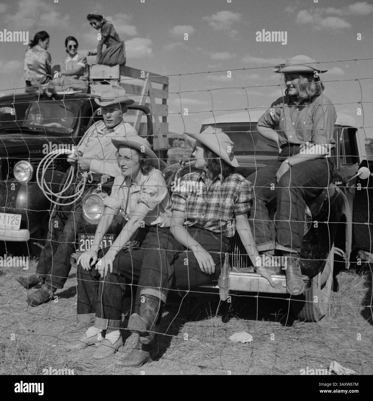 8 février 2013 - Groupe de personnes du Ranch local Watching Crow Fair, Crow Agency, Montana, États-Unis, Marion Post Wolcott pour Farm Security Administration, juillet 1941Marion Post Wolcott pour Farm Security Administration, (crédit image : © Circa images/Glasshouse via ZUMA Wire) Banque D'Images