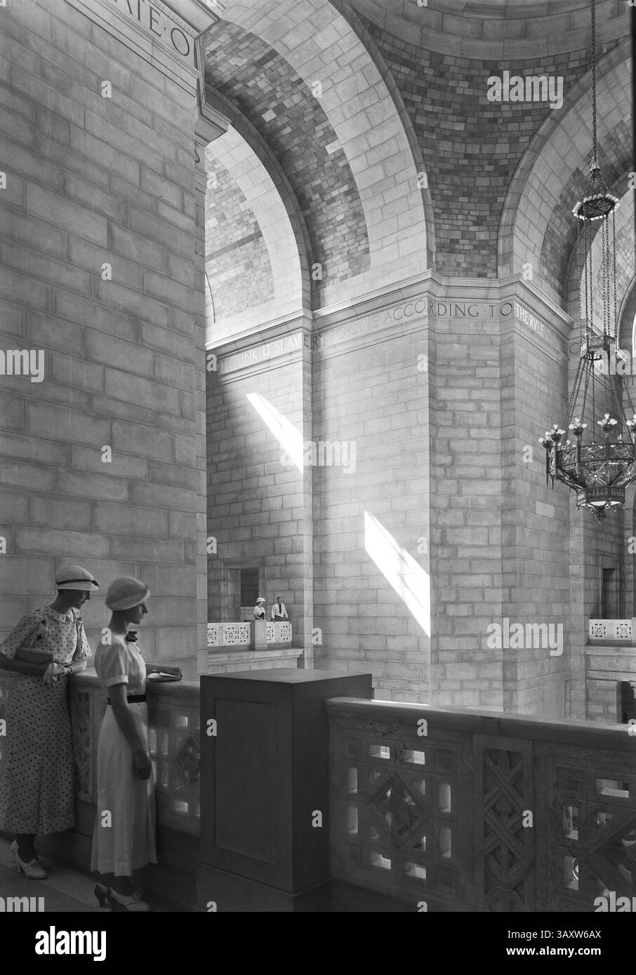 Two Women in Shadow on Rotunda Balcony, State Capitol Building, Lincoln, Nebraska, États-Unis, par Samuel H. Gottscho, juin 1934 (crédit image : © Circa images/JT Vintage via ZUMA Press Wire) Banque D'Images