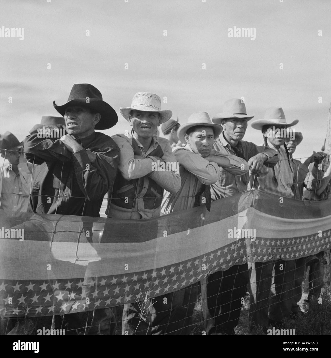 22 juillet 2016 - Amérindiens regardant Crow Fair, Crow Agency, Montana, États-Unis, Marion Post Wolcott pour Farm Security Administration, juillet 1941 (crédit image : © Circa images/Glasshouse via ZUMA Wire) Banque D'Images