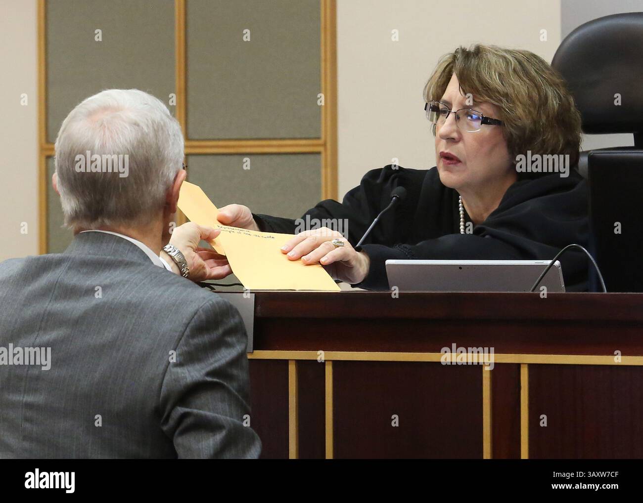 8 octobre 2016 - Orlando, FL, États-Unis - Darryl Bloodworth, un avocat de la ville d'Orlando, à gauche, remet deux enveloppes contenant 911 appels pendant la fusillade de la boîte de nuit Pulse à la juge Margaret Schreiber après avoir écouté un membre de la famille des victimes Pulse témoigner pour savoir s'ils veulent 911 enregistrements qui capturent les sons d'un membre de la famille mourant libérés au public et aux médias le 31 octobre 2016 à Orlando. Le juge Schreiber a également donné l'ordre de diffuser l'audio des appels de Pulse Gunman en 911. (Crédit image : © Red Huber/TNS via ZUMA Wire) Banque D'Images