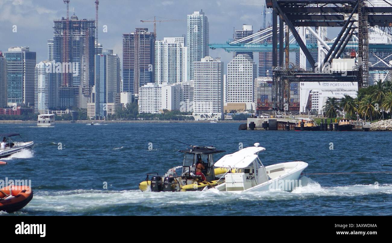 25 septembre 2016 - Miami Beach, FL, États-Unis - le bateau dans lequel le lanceur de Miami Marlins Jose Fernandez a été tué est remorqué à Miami Beach, dimanche 25 septembre 2016. (Crédit image : © Joe Cavaretta/TNS via ZUMA Wire) Banque D'Images