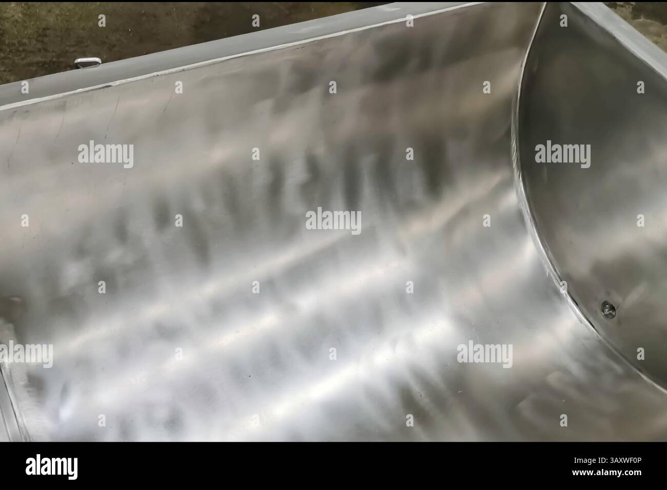 Auge en acier inoxydable. Vaisselle industrielle de qualité alimentaire Banque D'Images