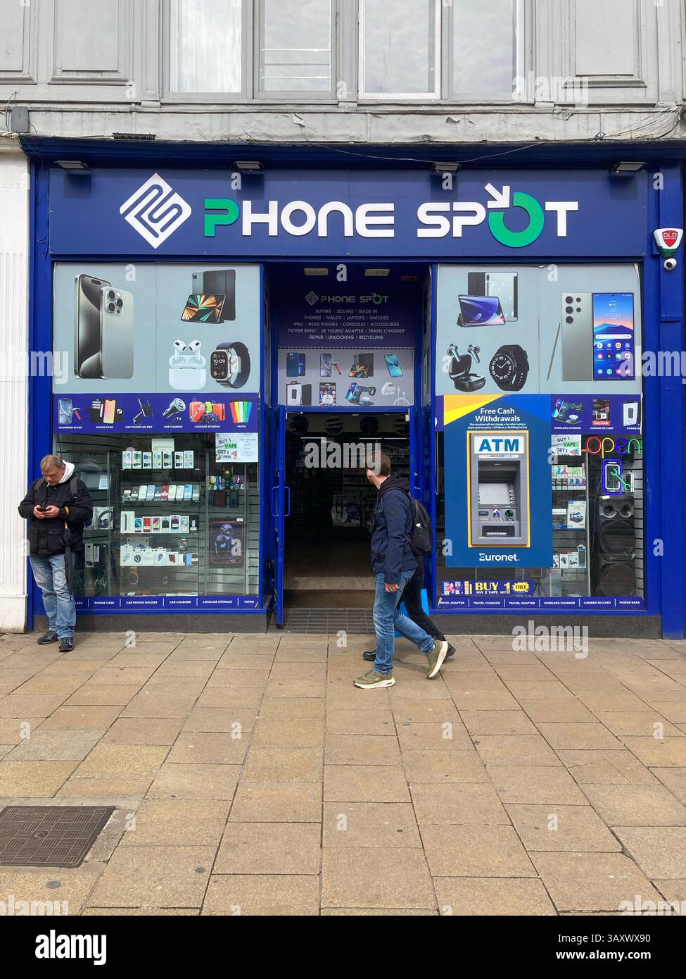 Boutique de réparation de téléphones mobiles Phone Spot, vendant également des téléphones portables neufs et usagés, Princes Street, Édimbourg, Écosse - Image de stock capturée avec un smartphone