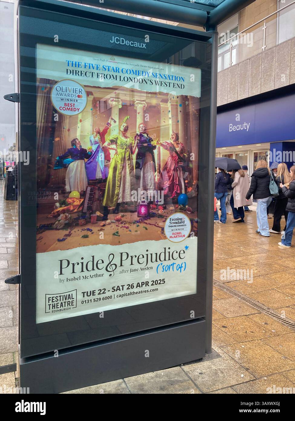 Princes Street bus Shelter publicité numérique promouvant la fierté et les préjugés* de Jane Austen (*sorte de) au Festival Theatre, Édimbourg, Écosse - Image de stock capturée avec un smartphone