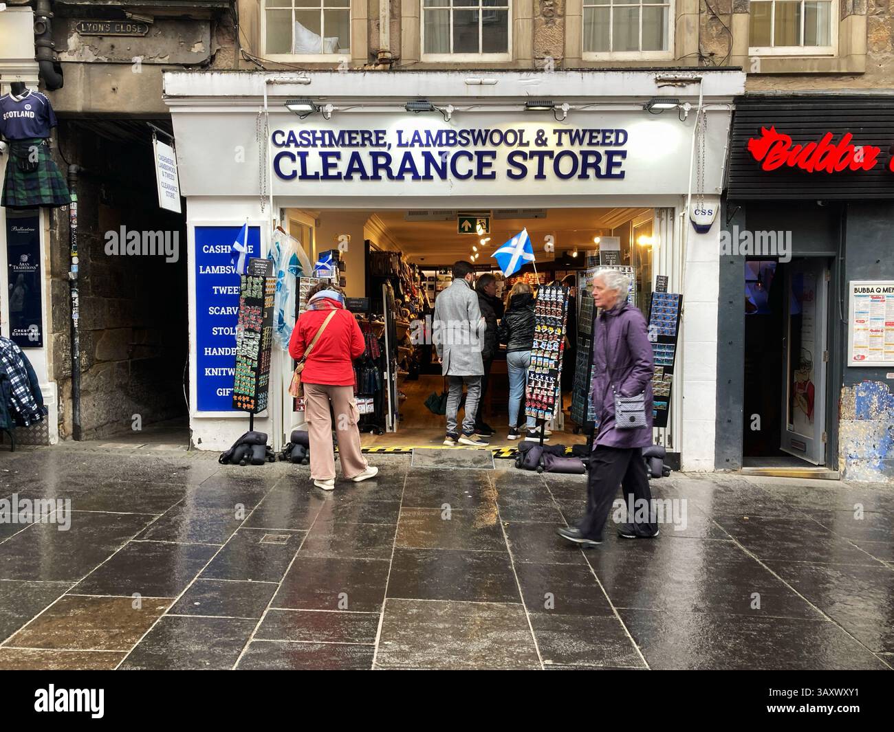 Cashmere, Lambswool & Tweed Clearance Store, Royal Mile, Édimbourg, Écosse - Image de stock capturée avec un smartphone