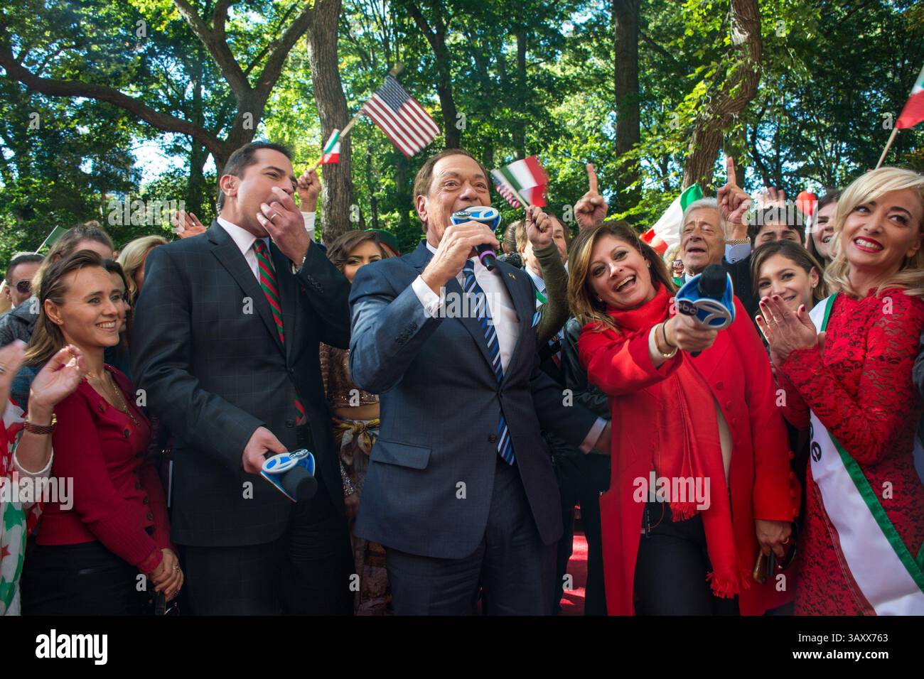 10 octobre 2016 - New York, New York, États-Unis - KEN ROSATO, journaliste américain et présentateur de WABC-TV, et JOE PISCOPO, comédien américain et acteur jouant ensemble 'New York, New York' de Frank Sinatra lors de la 72e parade annuelle Columbus Day. (Crédit image : © Corazon Aguirre/ZUMA Wire/ZUMAPRESS.com) Banque D'Images