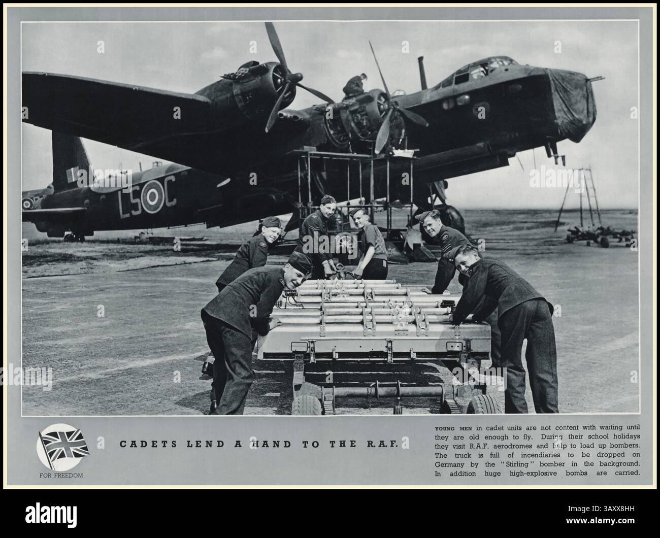 STIRLING BOMBER WW2 UK image de propagande affiche 'Cadets prêtent main forte à la R. A. F.' chargeant des armements pour l'effort de guerre. Stirling Bomber en arrière-plan. Seconde Guerre mondiale des années 1940 « pour la liberté » Banque D'Images