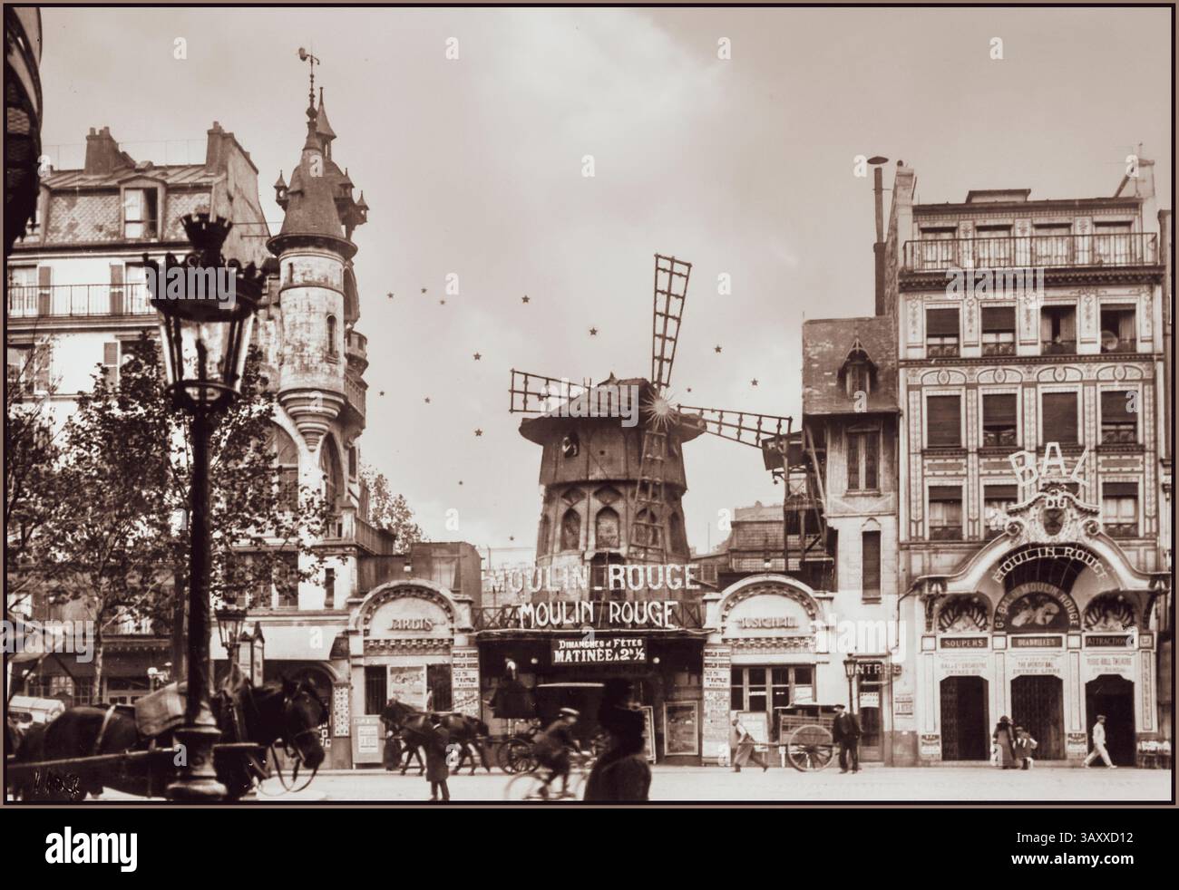 PARIS Vintage années 1900 rétro Moulin Rouge la scène de rue Boulevard de Clichy dans le vieux Montmartre Paris France avec des calèches et des charrettes date : 1900 France, Banque D'Images