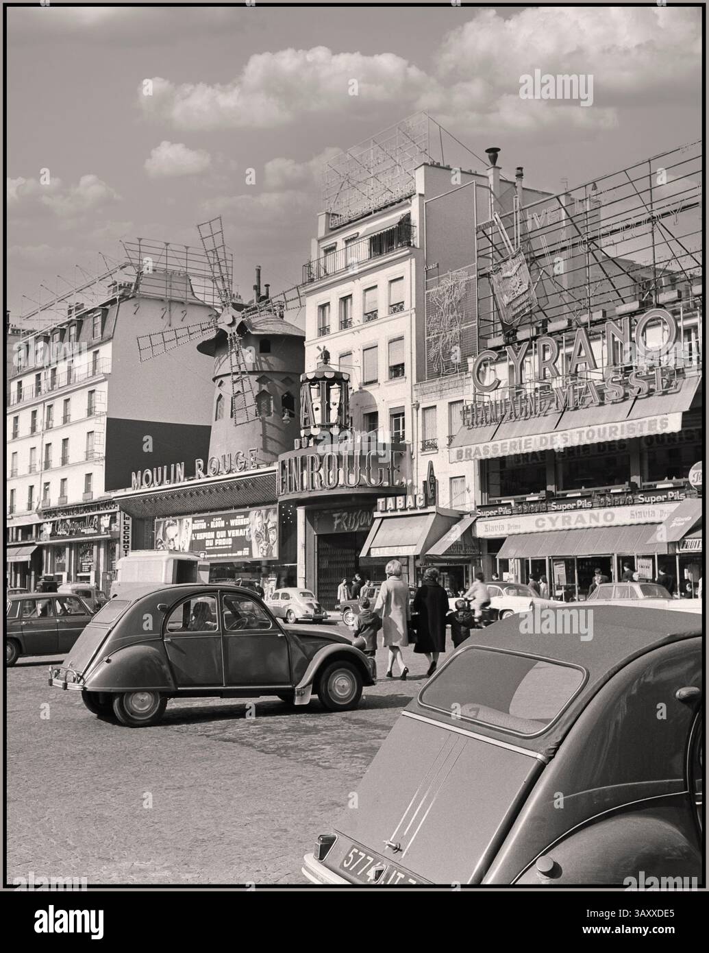 Vintage années 1950 Moulin Rouge Night Club Cabaret divertissement Boulevard de Clichy avec emblématique Citroën 2CV voitures jour jour soleil ensoleillé Pigalle Paris France Banque D'Images