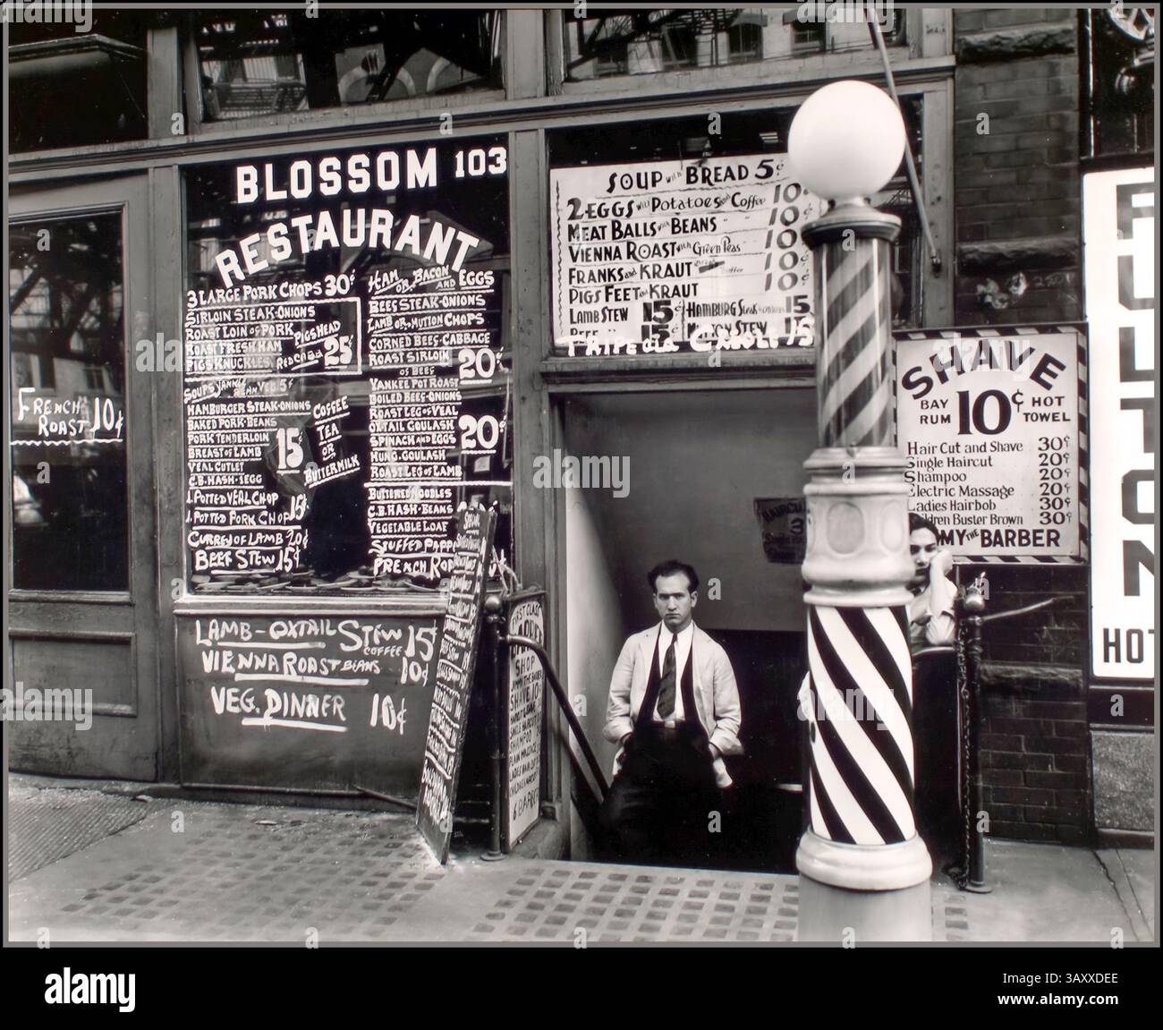 1935 New York Restaurant Blossom Restaurant ; 103 Bowery. Oct. 3, 1935 ; par Berenice Abbott (1898-1991) de son projet « Changing New York » Works Progress Administration / Federal Art Project. New York États-Unis Banque D'Images
