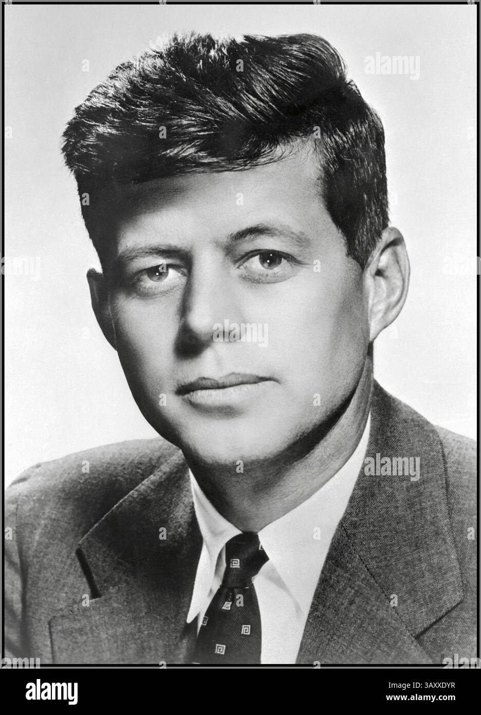 JFK 1950's Portrait Senator John F. Kennedy en 1952 date 1952 America USA en 1952, John F. Kennedy était une figure politique montante, ayant récemment obtenu la nomination démocrate pour le Sénat américain dans le Massachusetts. Un portrait remarquable de cette période, capturé par le photographe Louis Fabian Bachrach Jr., met en valeur Kennedy dans un portrait classique en noir et blanc. Cette image a été largement utilisée pendant sa campagne et est devenue plus tard l'une de ses photographies les plus emblématiques, servant même de portrait présidentiel officiel après son élection en 1960.​ Banque D'Images