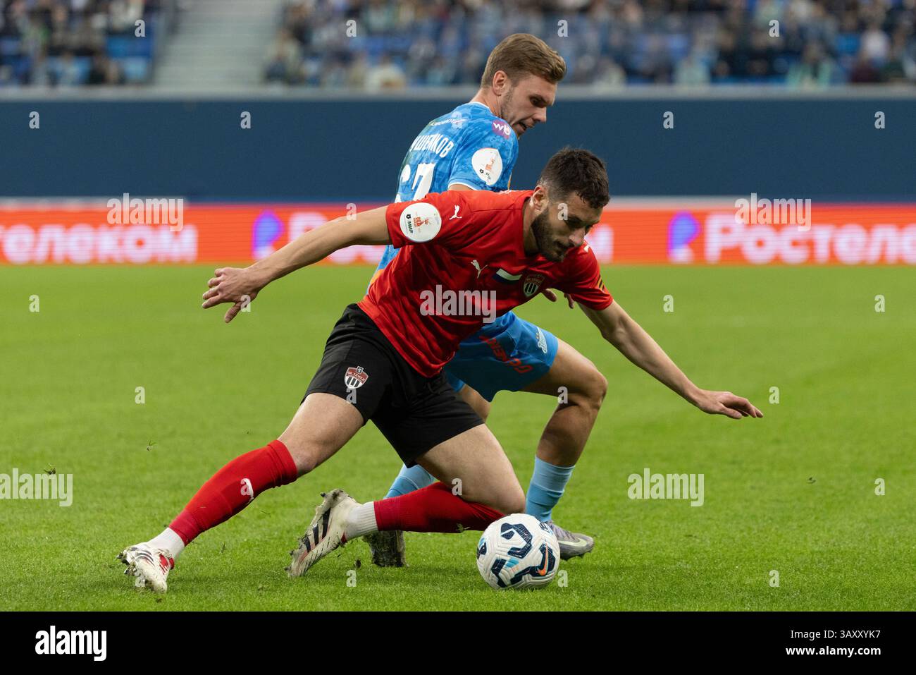 SAINT PETERSBURG, RUSSIA - APRIL 20: Defender of FC Khimki Irakli Chezhiya and Forward of FC Zenit Maksim Glushenkov vie for the ball during the Russian Premier League match between FC Zenit and FC Khimki on April 20, 2025, at Gazprom Arena in St. Petersburg, Russia. (Photo by Anatoliy Medved/Icon Sportswire) (Icon Sportswire via AP Images) Banque D'Images