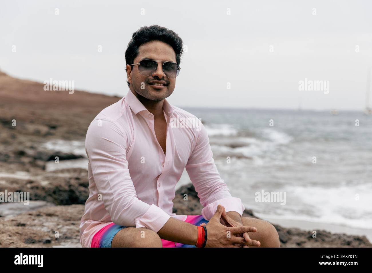 Portrait d'un homme indien souriant confiant à la plage Banque D'Images