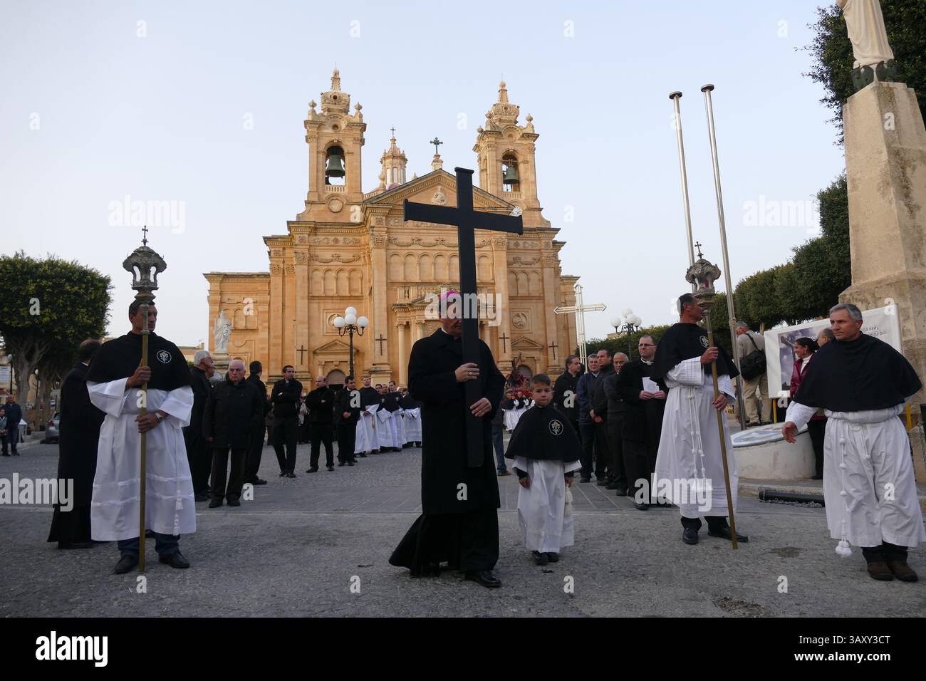 Le cardinal Mario Grech, l'un des principaux pionniers pour succéder au pape François, a dirigé les prières pour la pluie sur l'île de Gozo. Photo par Adam Alexander Banque D'Images Le cardinal Mario Grech, l'un des principaux pionniers pour succéder au pape François, a dirigé les prières pour la pluie sur l'île de Gozo. Photo par Adam Alexander Banque D'Images