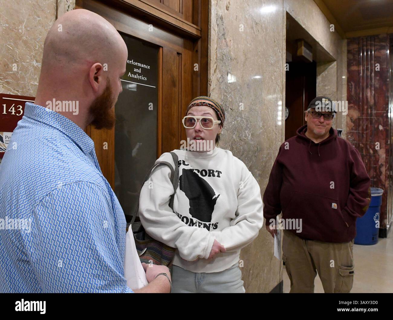 14 avril 2025, racine, Wisconsin, États-Unis : constituants, EMMA ROSE WIDMAR et son père MARK WIDMAR, à droite, livrent des lettres de protestation au bureau du palais de justice de racine, Wisconsin County, à Cong. Bryan Steil lundi 14 avril 2025, comme cela se fait très lundi matin. Steil, un républicain qui représente le premier district du Congrès, est l'un des deux membres du Congrès républicain du Wisconsin ciblés par le Parti démocrate lors des élections de mi-mandat. WIDMAR, 26 ans, vit avec de multiples conditions complexes, y compris des maladies auto-immunes, qui nécessitent des perfusions quotidiennes, des formules alimentaires spécialisées, aro Banque D'Images