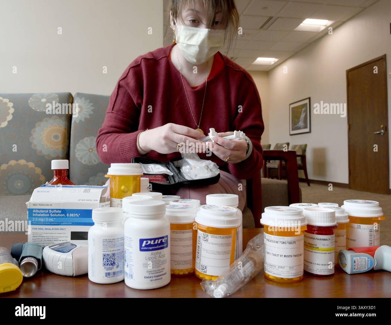 17 avril 2025, Mount Pleasant, Wisconsin, États-Unis : Emma Rose Widmar, qui a de multiples allergies dues à ses maladies auto-immunes, montre les médicaments qu'elle doit prendre, certains quotidiennement, d'autres mensuellement, le jeudi 17 avril 2025 dans une clinique médicale de Mount Pleasant, Wisconsin. WIDMAR, 26 ans, vit avec de multiples affections complexes, y compris des maladies auto-immunes, qui nécessitent des perfusions quotidiennes, des formules alimentaires spécialisées, des soins 24 heures sur 24 et un contrôle minutieux de son environnement pour prévenir les réactions allergiques potentiellement mortelles. â elle ne peut pas s'asseoir, manger de la nourriture solide, ou parler au-dessus d'un murmure sur elle Banque D'Images