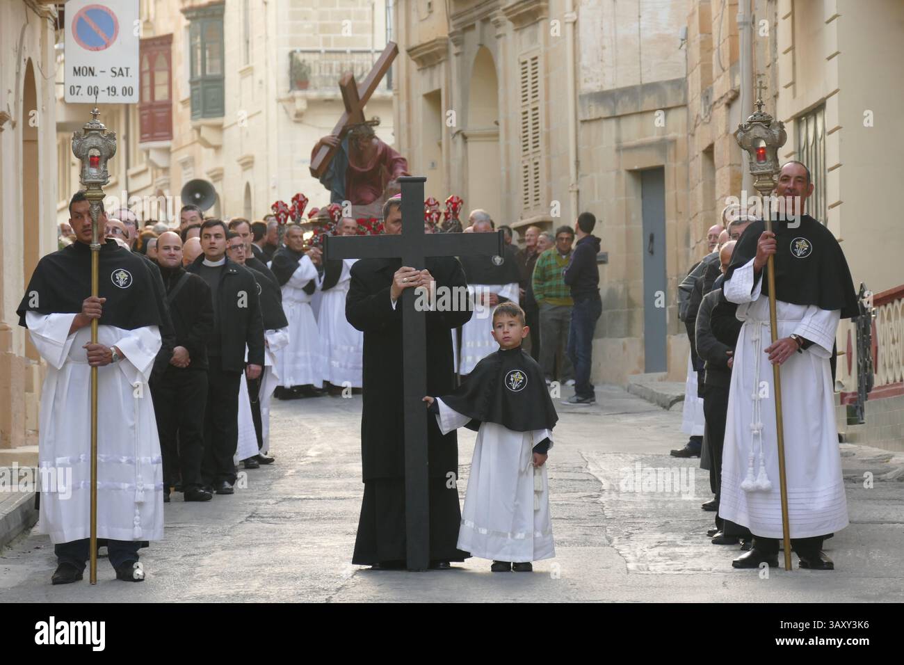 Le cardinal Mario Grech, l'un des principaux pionniers pour succéder au pape François, a dirigé les prières pour la pluie sur l'île de Gozo. Photo par Adam Alexander Banque D'Images Le cardinal Mario Grech, l'un des principaux pionniers pour succéder au pape François, a dirigé les prières pour la pluie sur l'île de Gozo. Photo par Adam Alexander Banque D'Images