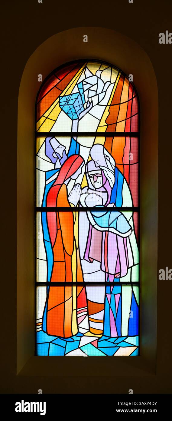 La présentation de Jésus dans le Temple. Un vitrail dans l'église St James à Medjugorje, Bosnie-Herzégovine. Banque D'Images La présentation de Jésus dans le Temple. Un vitrail dans l'église St James à Medjugorje, Bosnie-Herzégovine. Banque D'Images