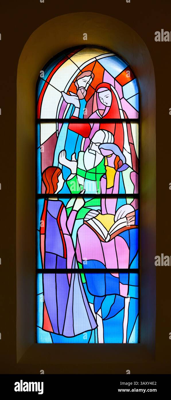 La découverte de Jésus dans le Temple. Un vitrail dans l'église St James à Medjugorje, Bosnie-Herzégovine. Banque D'Images La découverte de Jésus dans le Temple. Un vitrail dans l'église St James à Medjugorje, Bosnie-Herzégovine. Banque D'Images