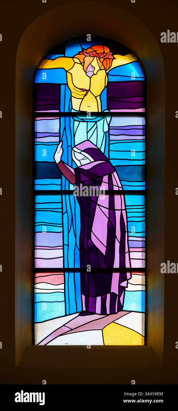 La Vierge Marie embrassant Jésus sur la Croix. Un vitrail dans l'église St James à Medjugorje, Bosnie-Herzégovine. Banque D'Images