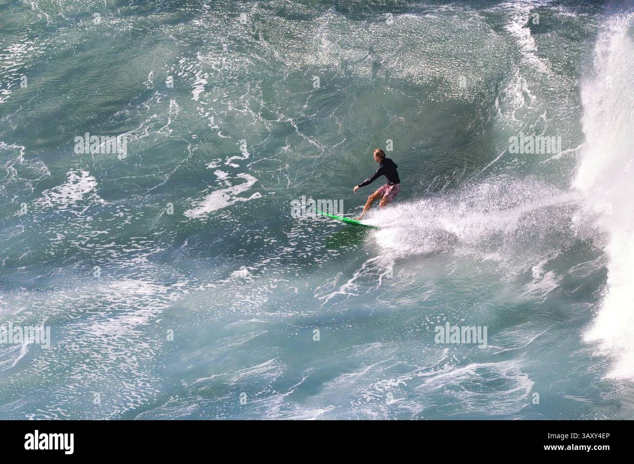 Surfeur d'action extrême à Honolua sur Maui. Banque D'Images
