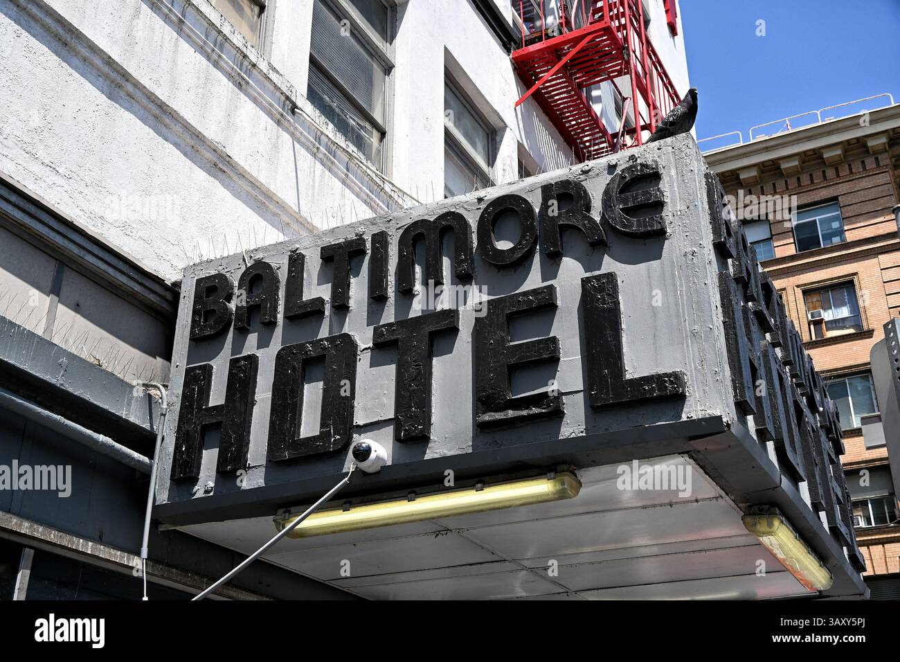 LOS ANGELES, CALIFORNIE - 7 avril 2025 : panneau d'auvent de l'hôtel Baltimore dans le centre-ville sur Los Angeles Street et 5th Street dans Skid Row. Banque D'Images