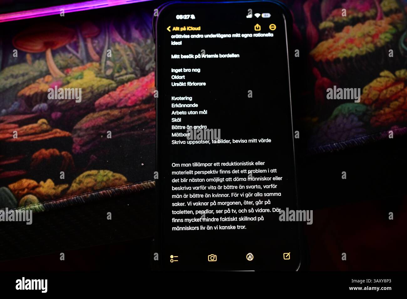 Skånes-Fagerhult, Skåne, Suède. 19 avril 2025. Écrire dans l'application notes iPhone. Banque D'Images