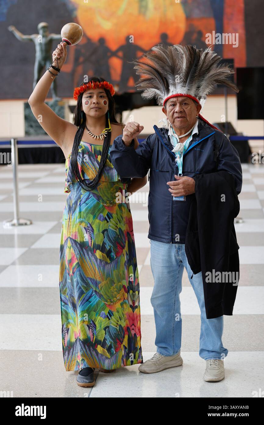 NEW YORK, NEW YORK – 22 AVRIL 2025 : les représentants brésiliens Taily Terena et Fatter assistent à l’ouverture de la 24e session de l’instance permanente des Nations Unies sur les questions autochtones au Siège de l’ONU. La session de cette année, qui s'est tenue du 21 avril au 2 mai, est axée sur la mise en œuvre de la Déclaration des Nations Unies sur les droits des peuples autochtones au sein des États Membres de l'ONU et du système des Nations Unies, y compris l'identification des bonnes pratiques et la résolution des problèmes. L'événement réunit des dirigeants autochtones, des états membres et des fonctionnaires de l'ONU pour discuter de la politique, des droits et du su Banque D'Images