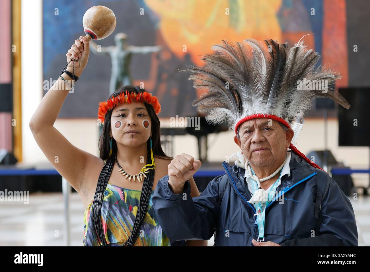NEW YORK, NEW YORK – 22 AVRIL 2025 : les représentants brésiliens Taily Terena et Fatter assistent à l’ouverture de la 24e session de l’instance permanente des Nations Unies sur les questions autochtones au Siège de l’ONU. La session de cette année, qui s'est tenue du 21 avril au 2 mai, est axée sur la mise en œuvre de la Déclaration des Nations Unies sur les droits des peuples autochtones au sein des États Membres de l'ONU et du système des Nations Unies, y compris l'identification des bonnes pratiques et la résolution des problèmes. L'événement réunit des dirigeants autochtones, des états membres et des fonctionnaires de l'ONU pour discuter de la politique, des droits et du su Banque D'Images