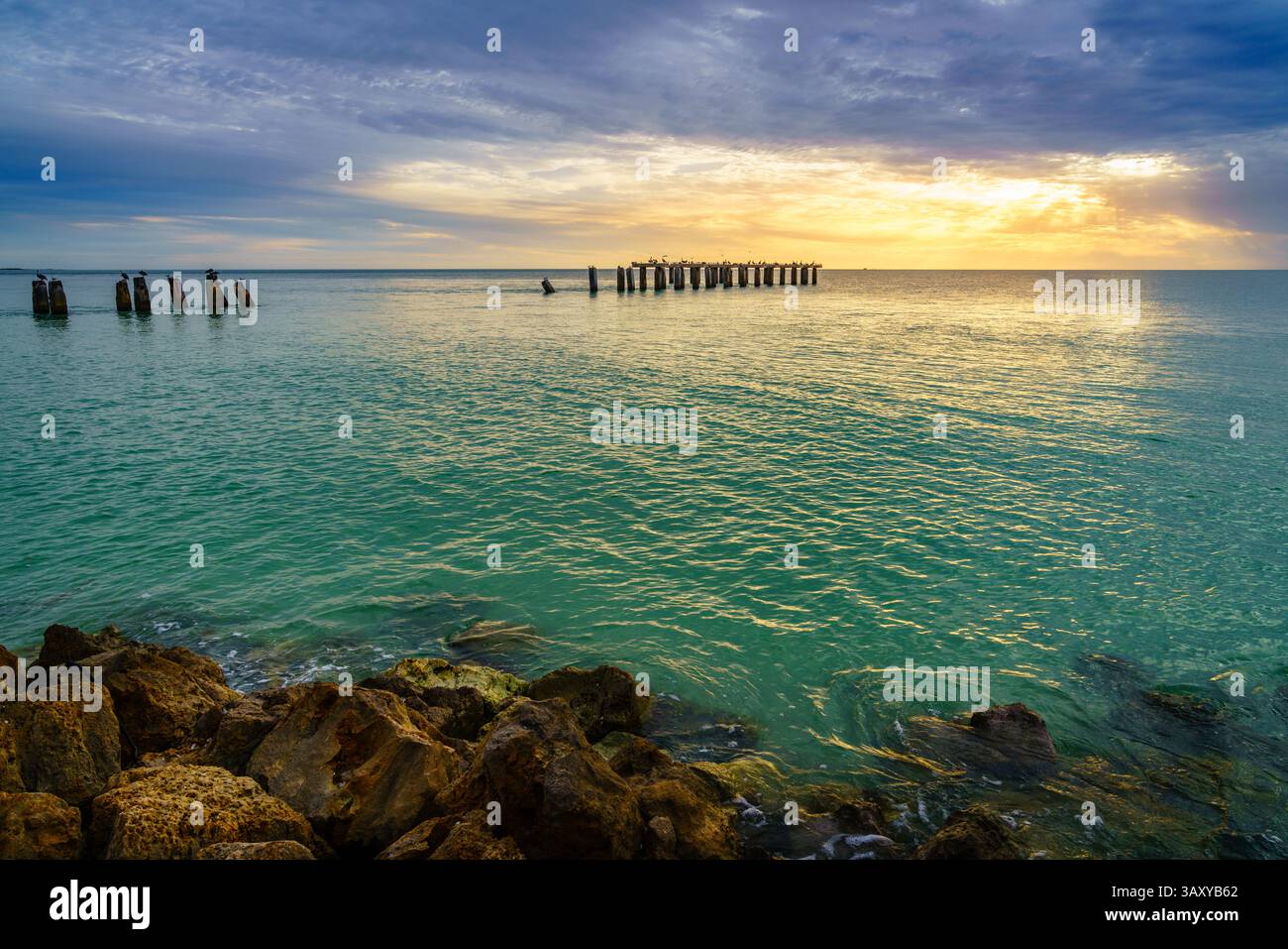 Coucher de soleil panoramique sur les vestiges d'une jetée à Boca Grande, Floride. Banque D'Images
