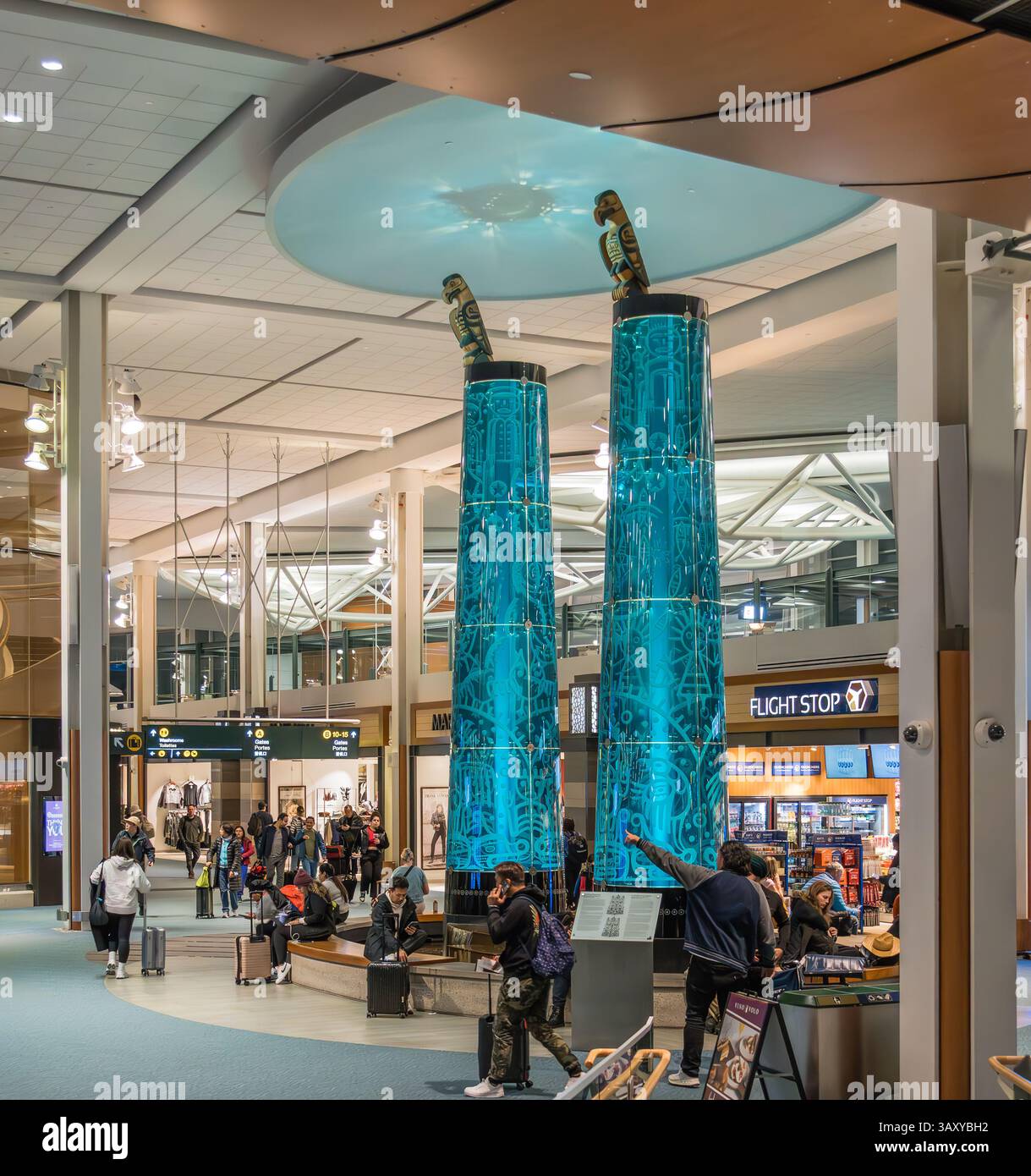 Vancouver, Canada, 3 février 2025 : le Monument des rivières par Marianne Nicolson, 2009, à l'aéroport international de Vancouver (YVR). Verre, acier inoxydable, Banque D'Images