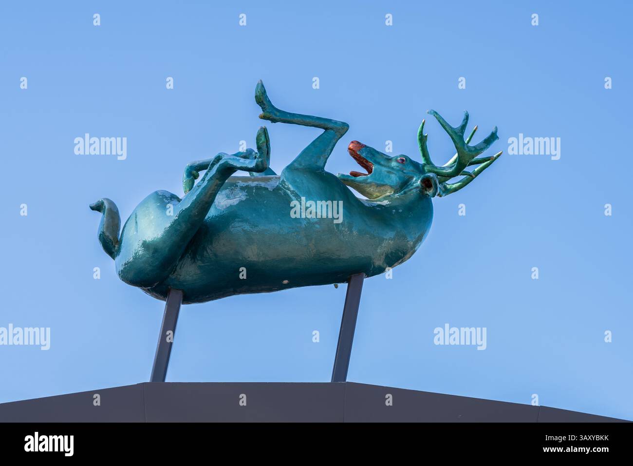 Sculpture 'High Jinx' (animal bleu cerf) à l'arrêt Avonmore LRT par Paul Freeman. Banque D'Images