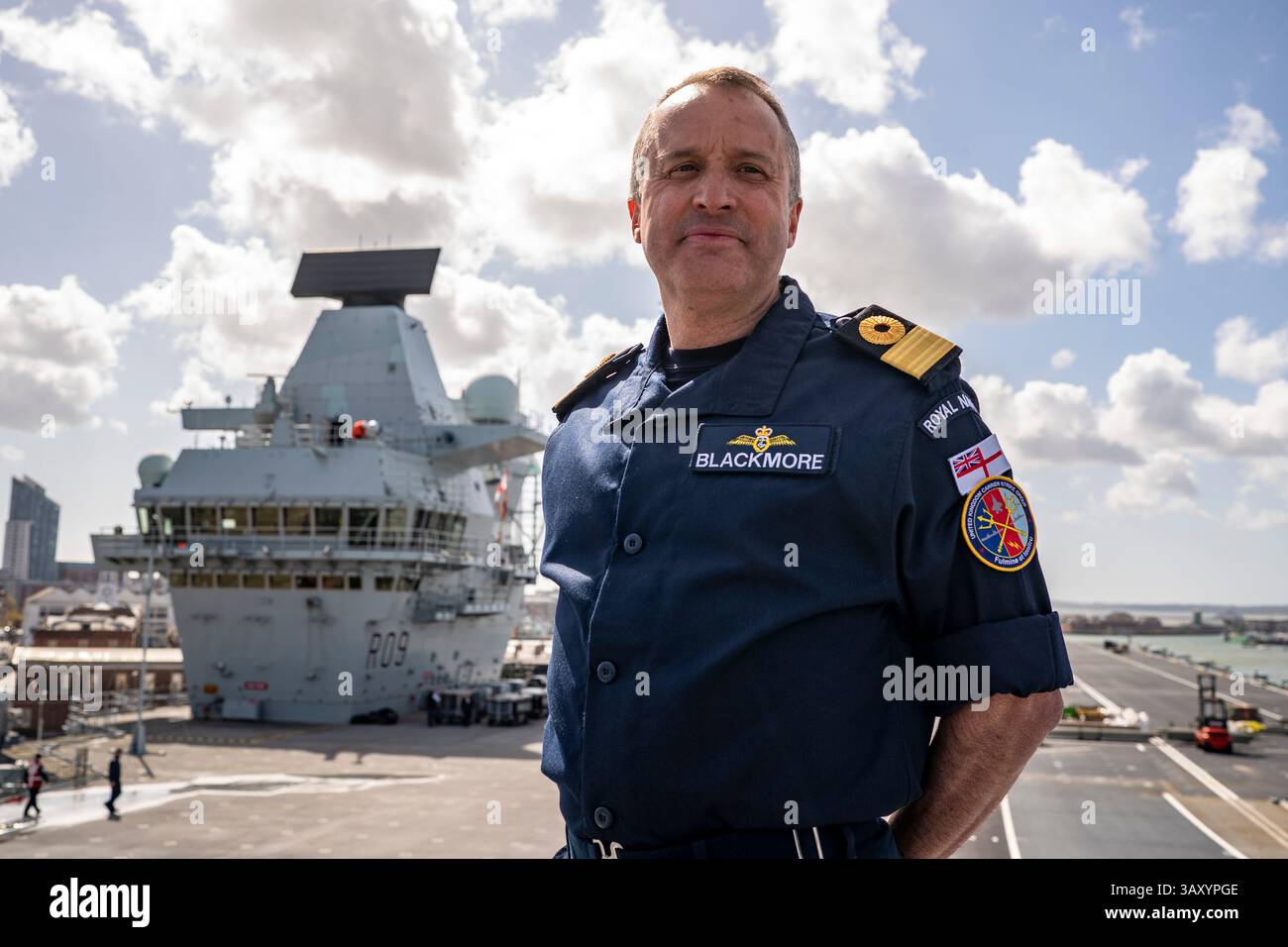 Le Commodore James Blackmore RN, commandant du Carrier Strike Group, à bord du HMS Prince of Wales a accosté à la base navale HM Portsmouth, alors qu'ils préparaient le porte-avions avant son déploiement dans le cadre du Carrier Strike Group britannique pour mener une formation en interopérabilité et un engagement de défense dans l'Indo-Pacifique. Date de la photo : mercredi 16 avril 2025. Banque D'Images