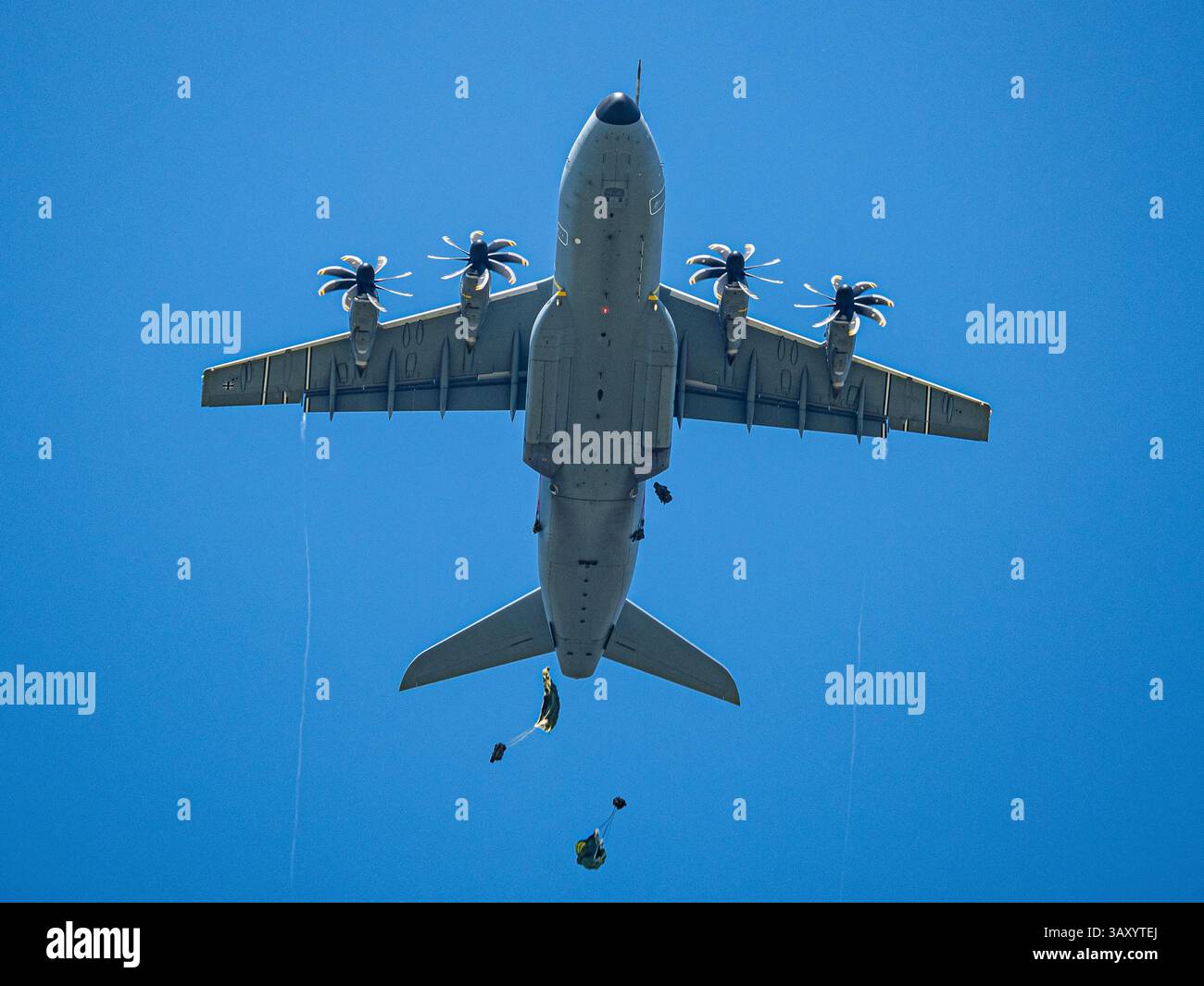 Un Airbus A400M de l'armée de l'air allemande déploie des parachutistes lors d'un exercice de l'OTAN en Allemagne, mettant en vedette l'insertion aéroportée rapide et l'armée multinationale Banque D'Images