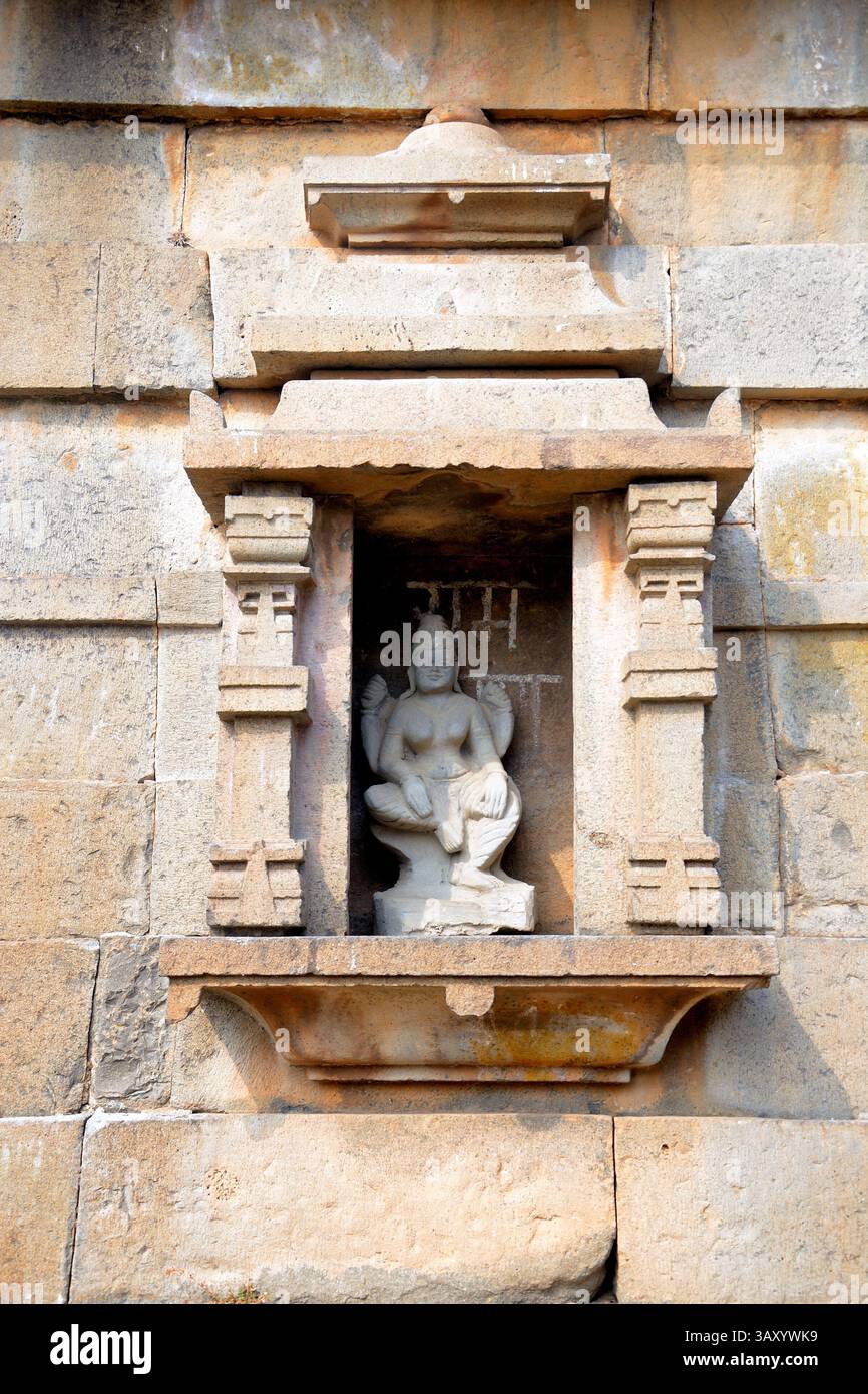 Détails de sculpture sur le mur extérieur du temple de Pandeshwar, Yavat, Maharashtra, Inde Banque D'Images