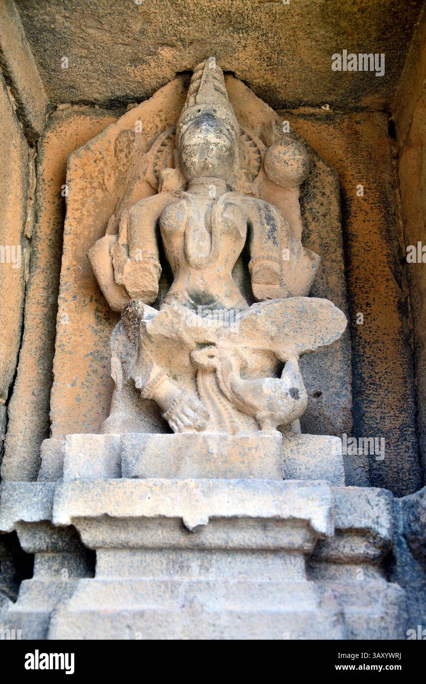 Détails de sculpture sur le mur extérieur du temple de Pandeshwar, Yavat, Maharashtra, Inde Banque D'Images