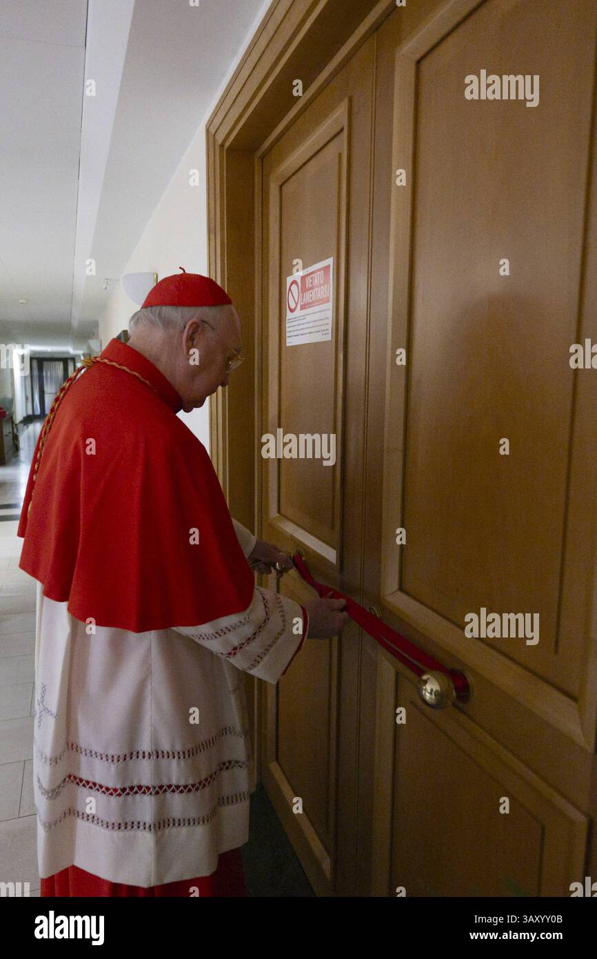 Vatican, Vatican. 22 avril 2025. **NON LIBRI** Italie, Rome, Vatican 2025/4/21 Cardina Pietro Parolin pendant le rite de la constatation de la mort du Pontife à la Chapelle Santa Marta . Photographie des MÉDIAS DU VATICAN /presse catholique crédit photo : Agence photo indépendante/Alamy Live News Banque D'Images