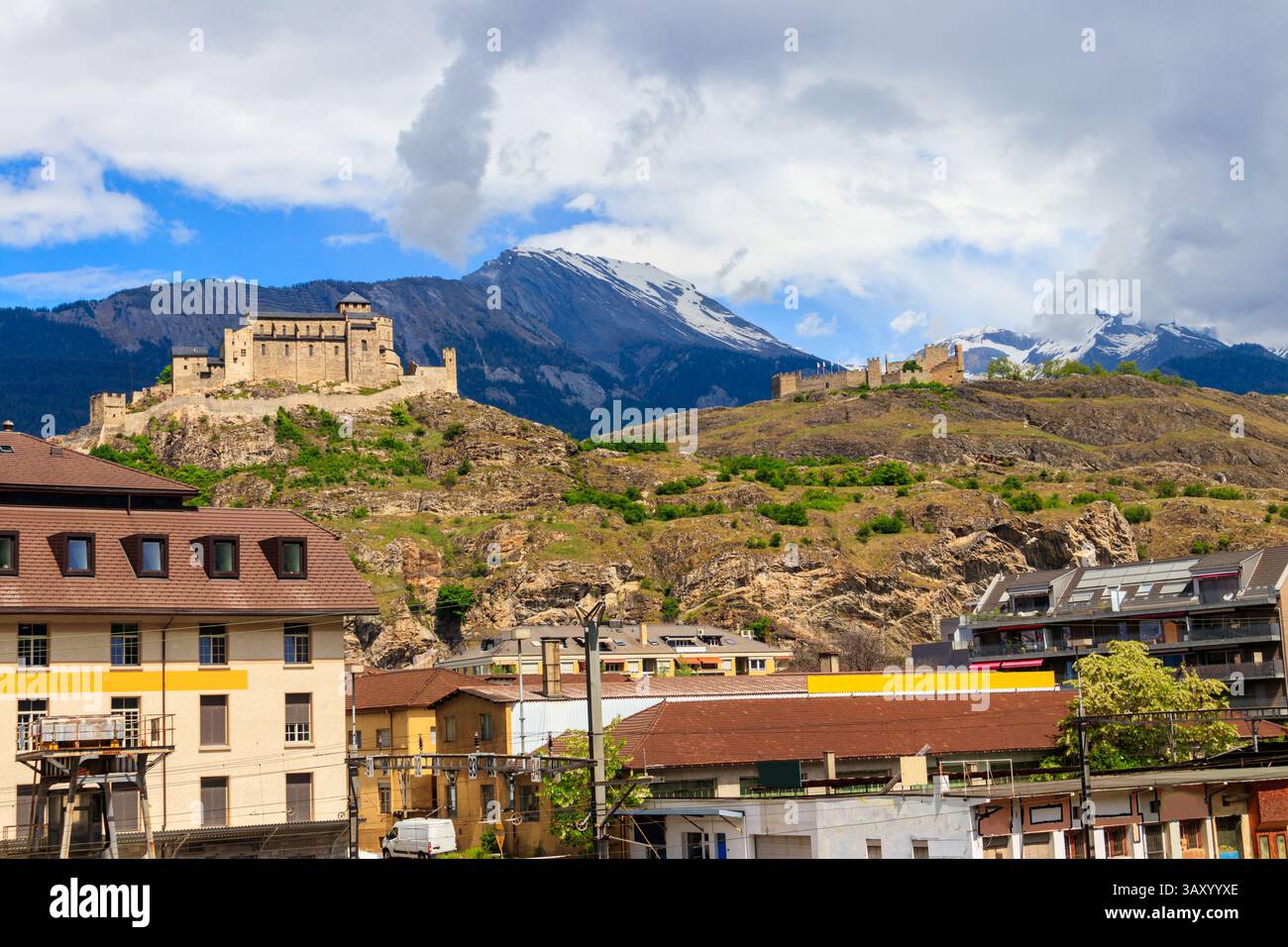 Vue sur le château de Tourbillon et la basilique de la Valère à Sion, en Suisse Banque D'Images
