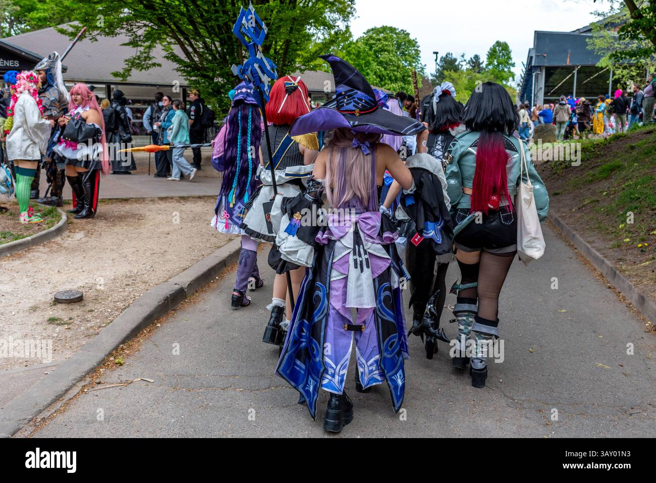 Groupe de participants à la Fantasy Fair au Parc Floral de Paris. Des gens en costumes Banque D'Images