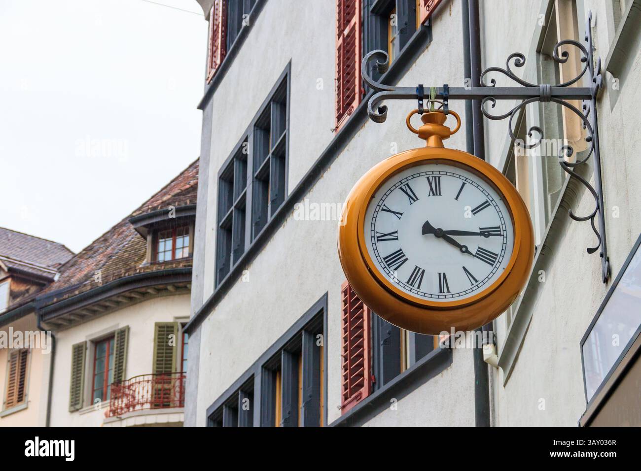 Gros plan de la grande horloge sur le bâtiment en Suisse Banque D'Images