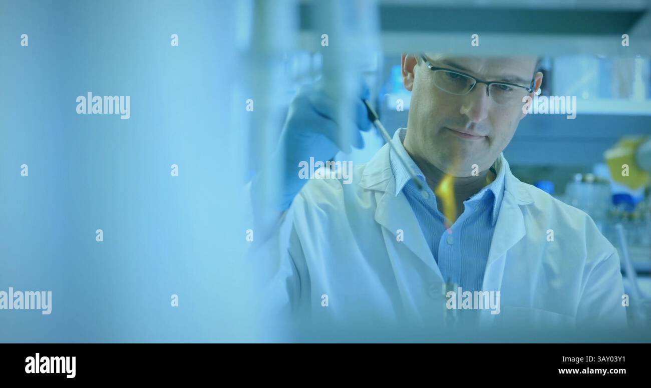 Le scientifique utilise la pipette sur la flamme du brûleur Bunsen dans le laboratoire de chimie de conception plate, thème de la technologie Banque D'Images