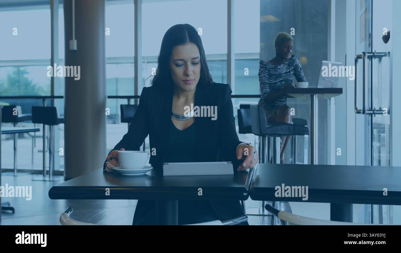La scène de conception plate montre le café de coworking avec la femme utilisant la tablette et le café, thème d'affaires Banque D'Images