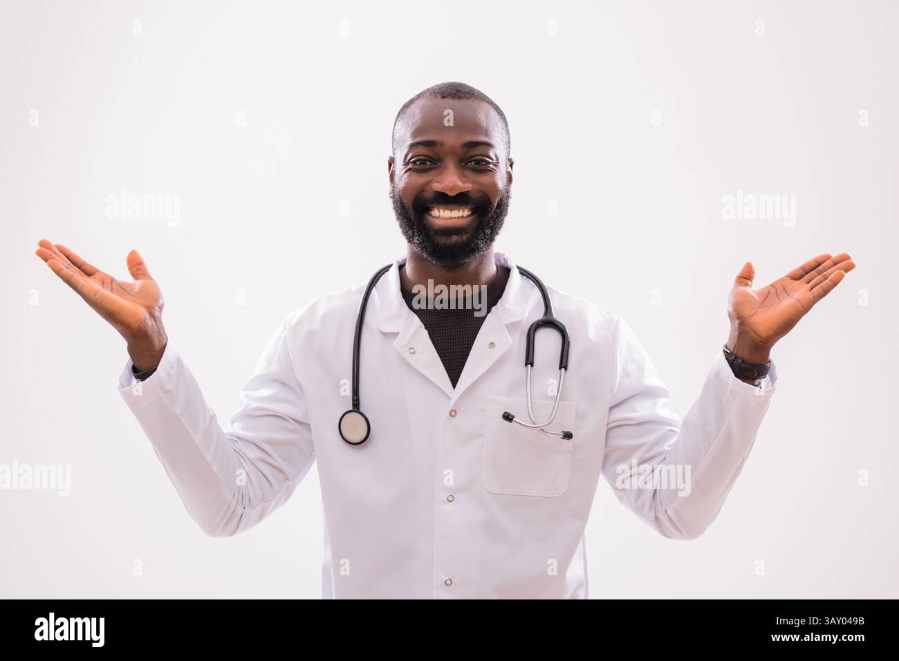 Portrait d'un travailleur de la santé masculin noir qui fait des gestes et sourit avec confiance après un traitement réussi. Banque D'Images