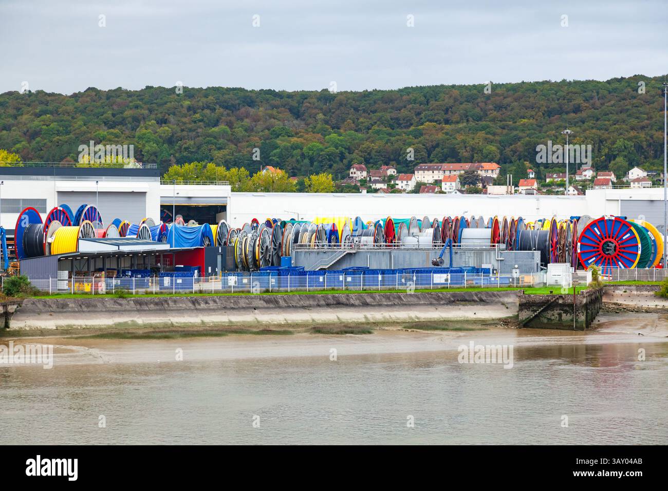 Installation pour la production et le stockage de bobines de câbles électriques puissants. Banque D'Images