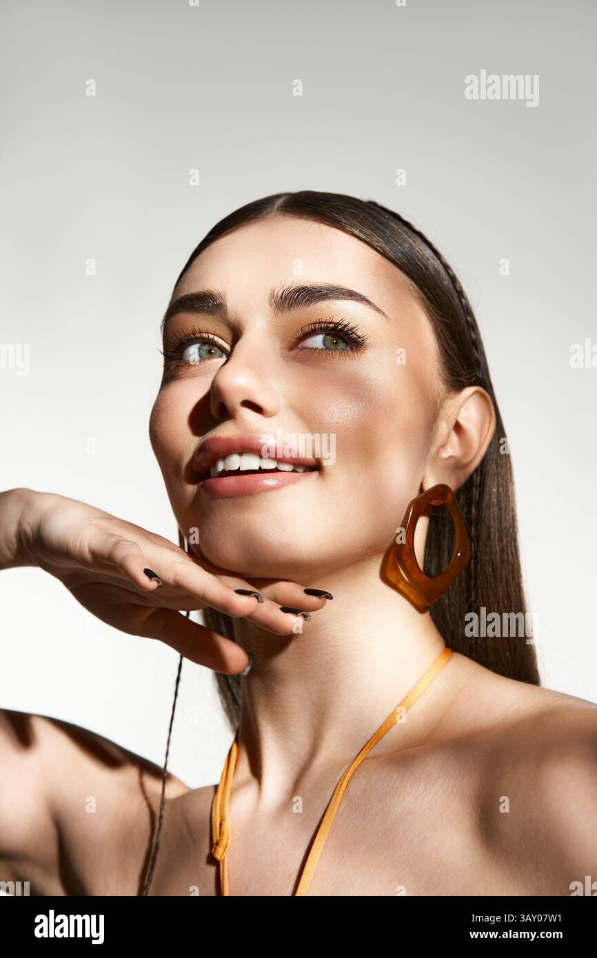 Une jeune femme avec une lueur embrassée par le soleil met en valeur l'élégance et la beauté de l'été. Banque D'Images