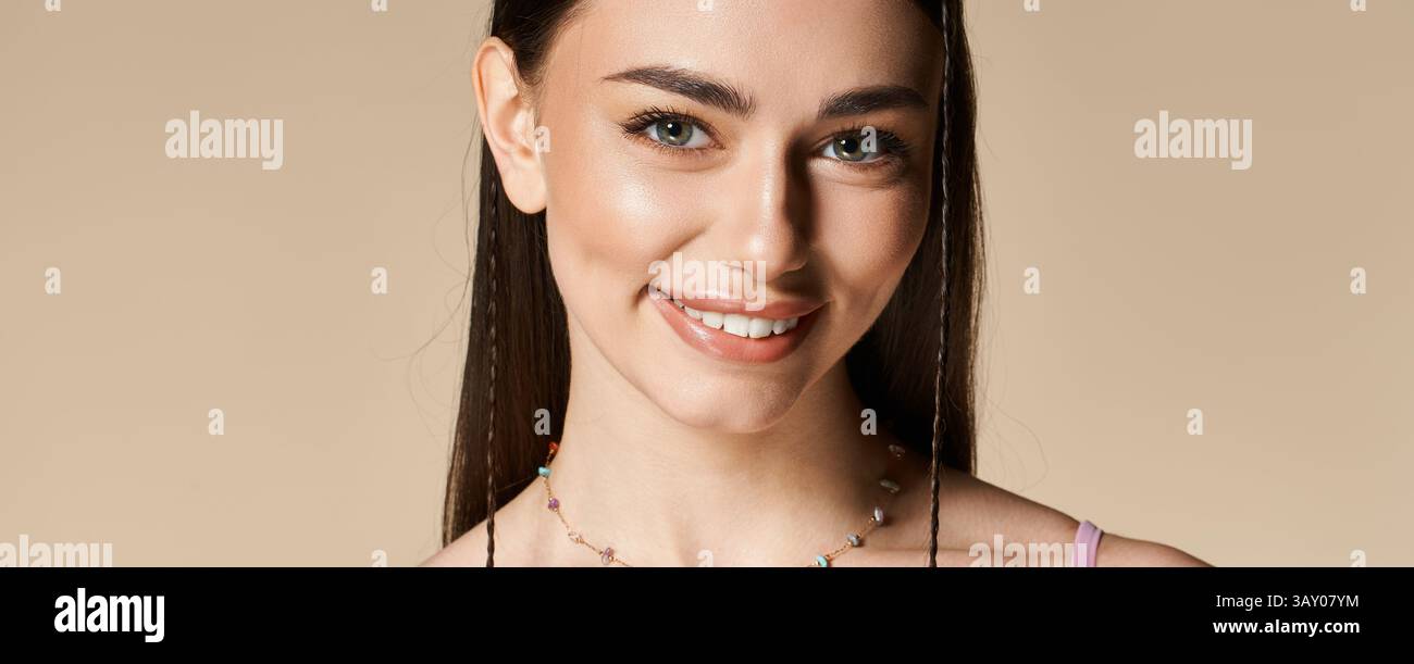 Une belle jeune femme met en valeur sa peau embrassée par le soleil tout en embrassant les vibrations estivales, bannière Banque D'Images