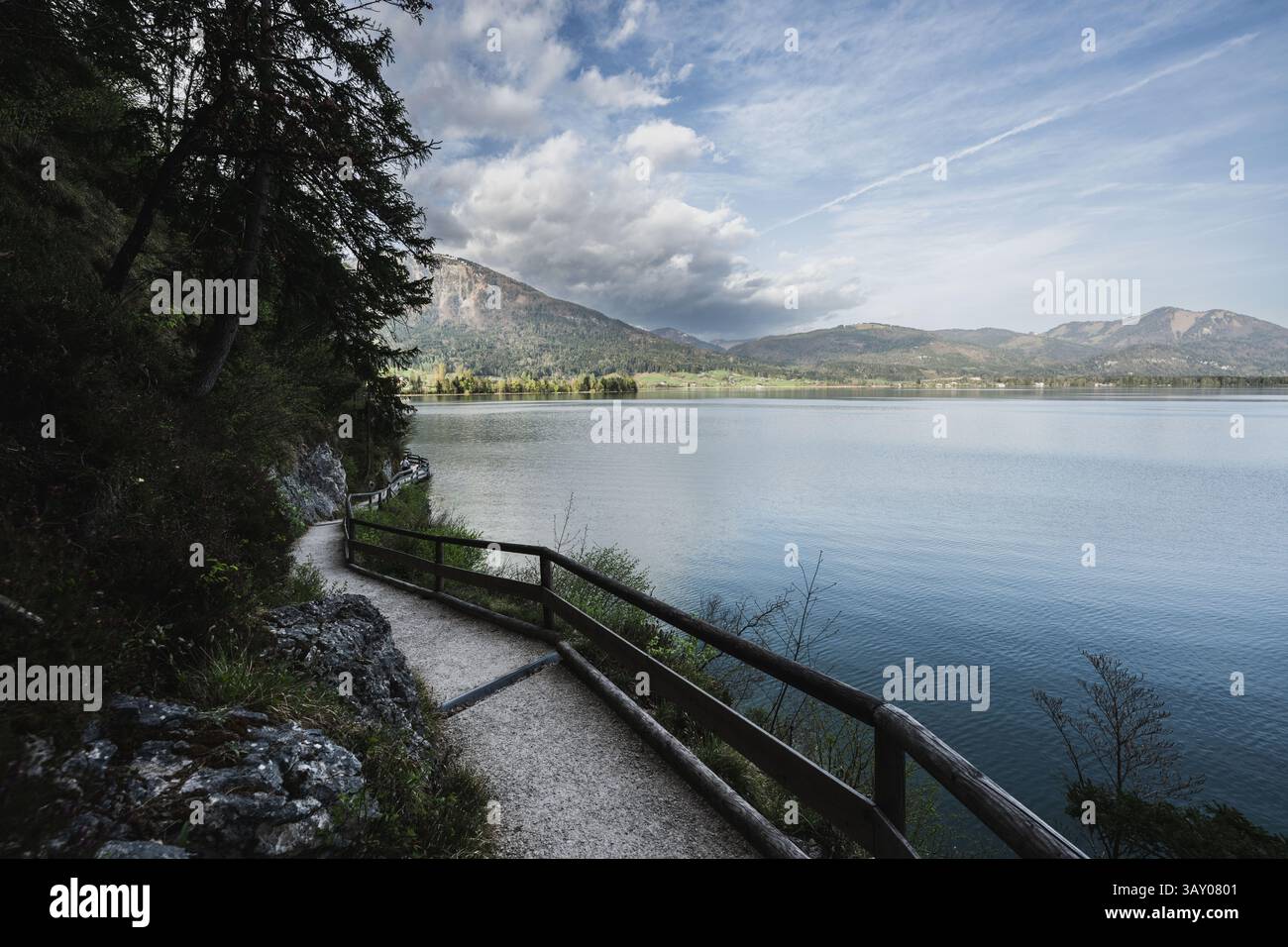 Bürglstein-Rundweg entlang des Ufers des Wolfgangsee zwischen Strobl und : Wolfgang mit Blick auf die umliegende Barglandschaft und Strobl zu Sonnenaufgang am 17.04.2025 // Bürglstein sentier circulaire le long de la rive du lac Wolfgang entre Strobl et Wolfgang avec vue sur le paysage environnant de barg et Strobl au lever du soleil sur 17.04.2025 - 20250417 PD17462 crédit : APA-PictureDesk/Alamy Live News Banque D'Images