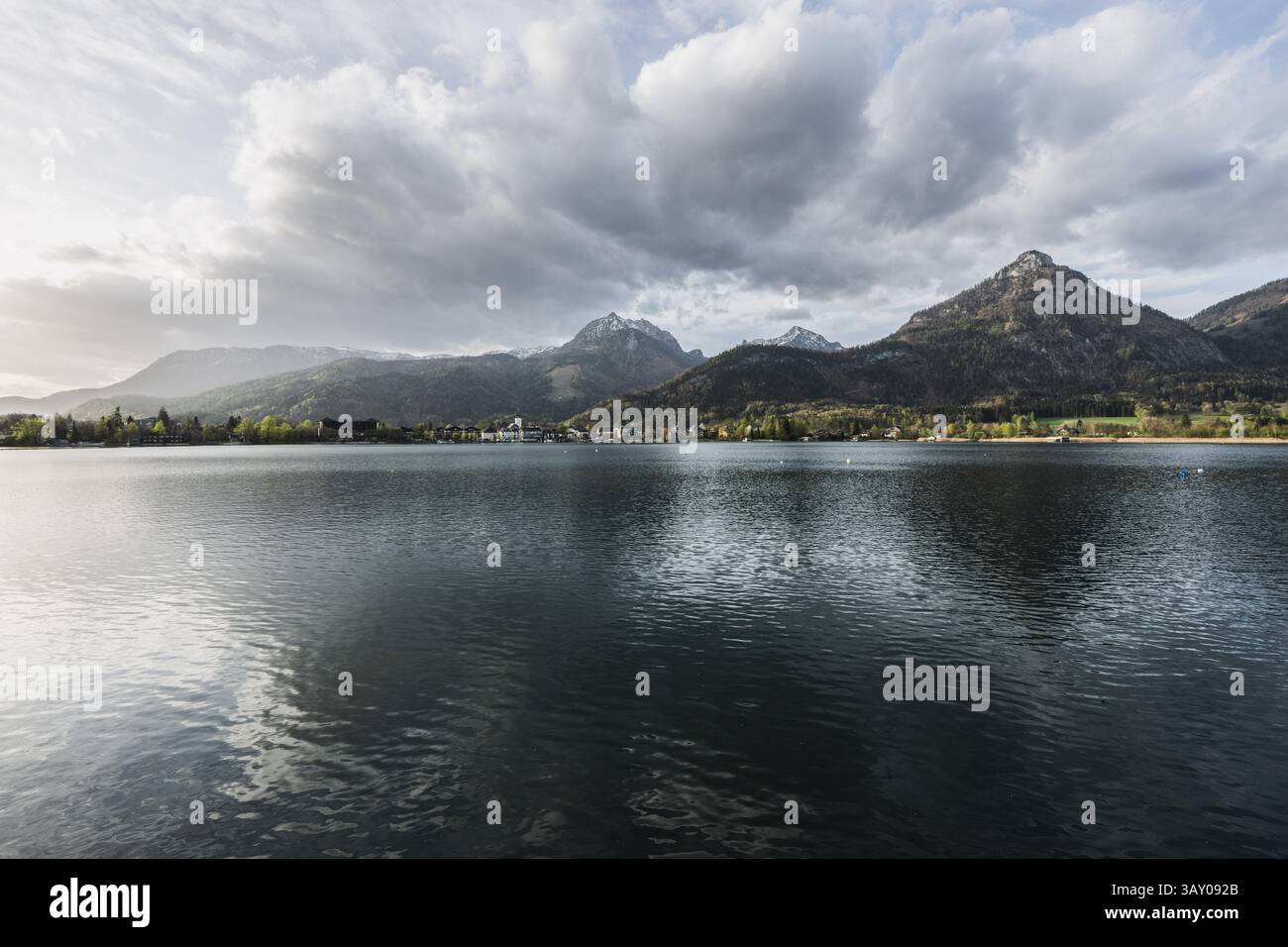 Bürglstein-Rundweg entlang des Ufers des Wolfgangsee zwischen Strobl und est Wolfgang mit Blick auf die umliegende Barglandschaft und Strobl zu Sonnenaufgang am 17.04.2025 // Bürglstein sentier circulaire le long de la rive du lac Wolfgang entre Strobl et Wolfgang avec vue sur le paysage environnant de barg et Strobl au lever du soleil sur 17.04.2025 - 20250417 PD17442 crédit : APA-PictureDesk/Alamy Live News Banque D'Images