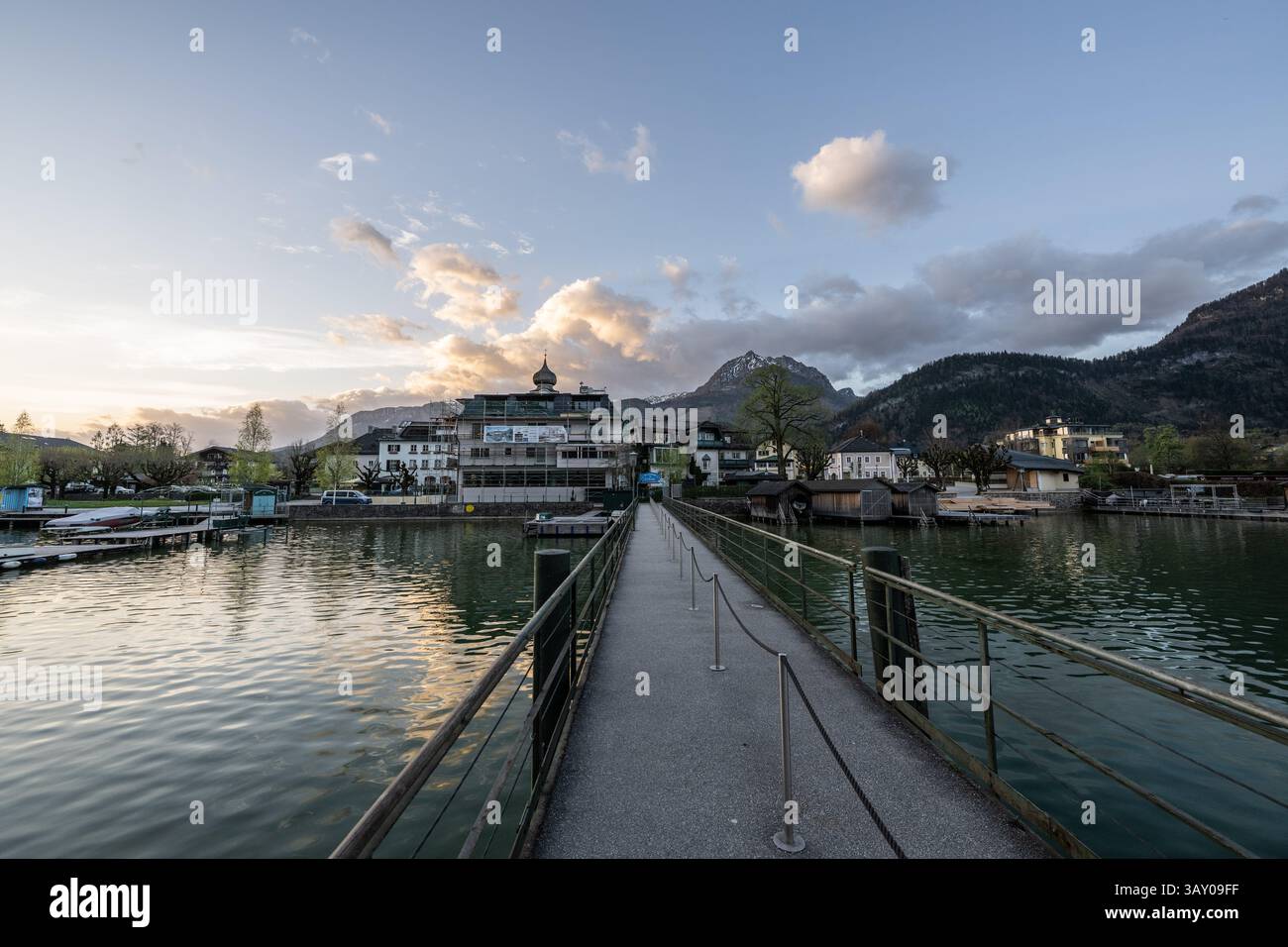 Bootsanlegestelle, Promenade und Seezugang in Strobl am Wolfgangsee zu Sonnenaufgang AM 17.04.2025. // quai de bateau, promenade et accès au lac à Strobl sur le lac Wolfgang au lever du soleil le 17 avril 2025. - 20250417 PD17414 crédit : APA-PictureDesk/Alamy Live News Banque D'Images